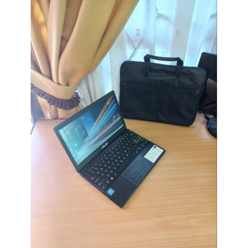 Asus E210MA Mulus Like New N4020 Ram 4gb SSD 256gb Laptop Seken Second 2nd Bekas