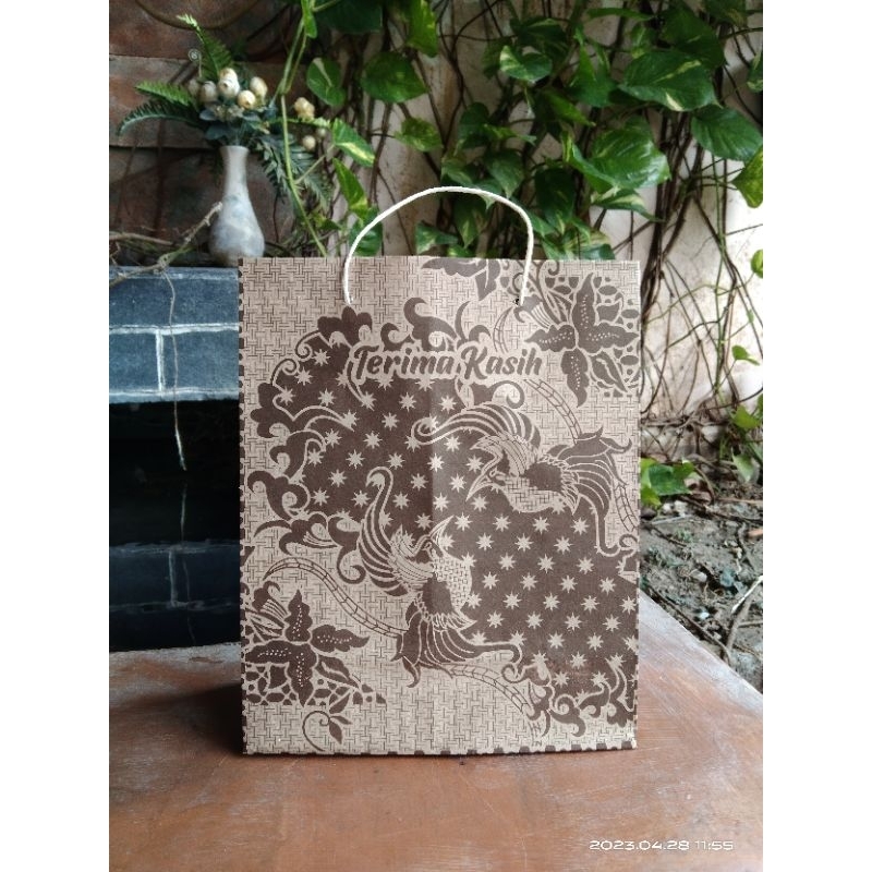 

paper bag/tas kertas batik ukuran P 20 x L 10 x T 25