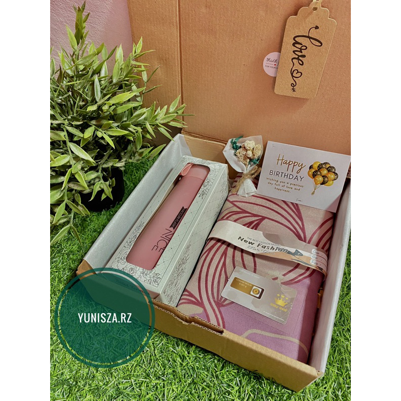 

Paket Hampers Hijab Botol/Hampers murah/Hamper Kado ultah/botol minum/hijab polos/hijab bellasquare/hijab azzara/kado ultah/kado wisuda