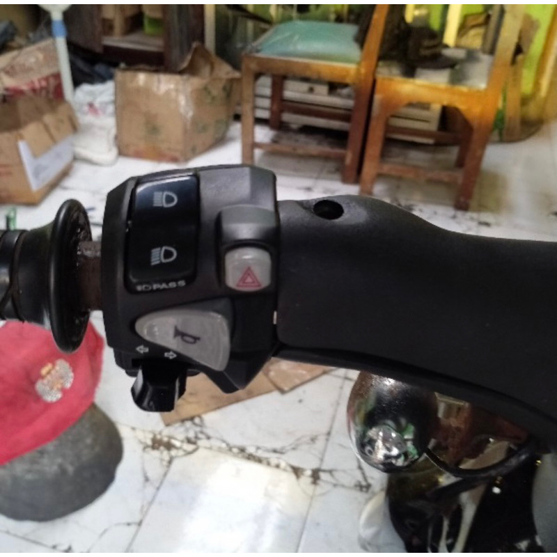 SAKLAR TOMBOL SET HOLDER KIRI KANAN DOMINO NMAX PCX VIXION UNIVERSAL ( Merah Kuning + Kiri N-Max )