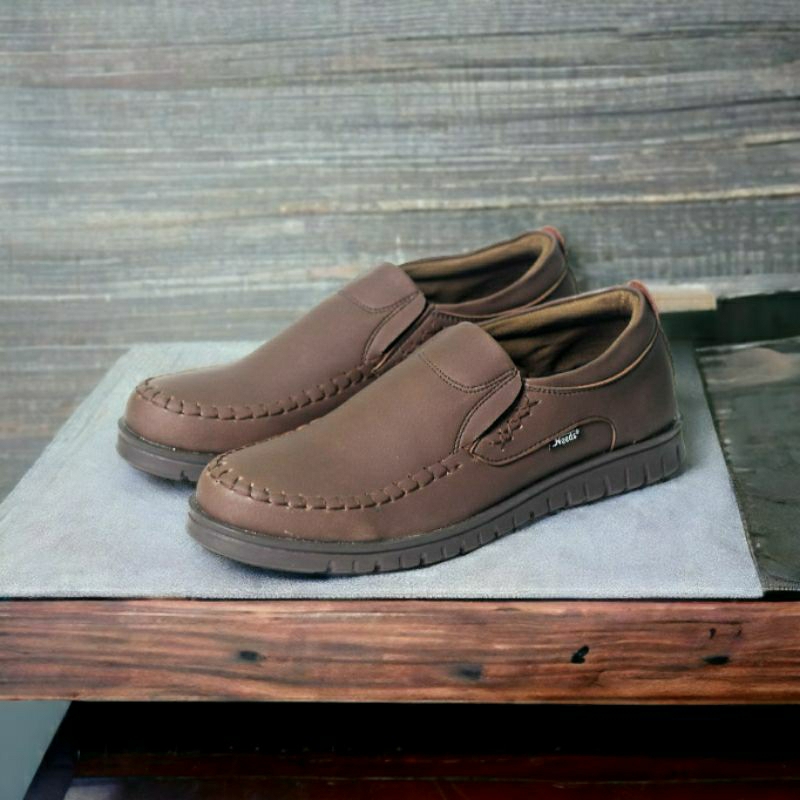 NEEDYOU Sepatu Slip On Formal Pria Pantofel Casual Kerja Simple Trendi