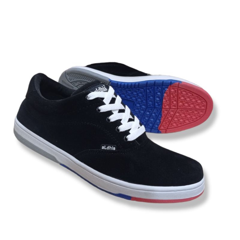 Sepatu Cowok Keren Buat Gaya Terbaru Sneakers Kekinian Buat Sekolah