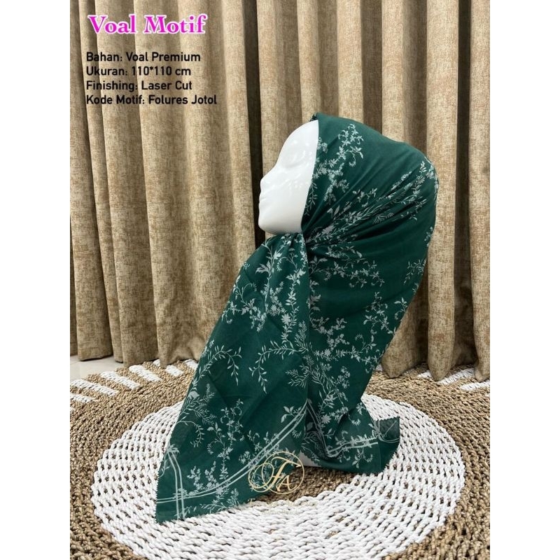 HIJAB SEGI EMPAT VOAL MOTIF FOLURES HIJAU BOTOL