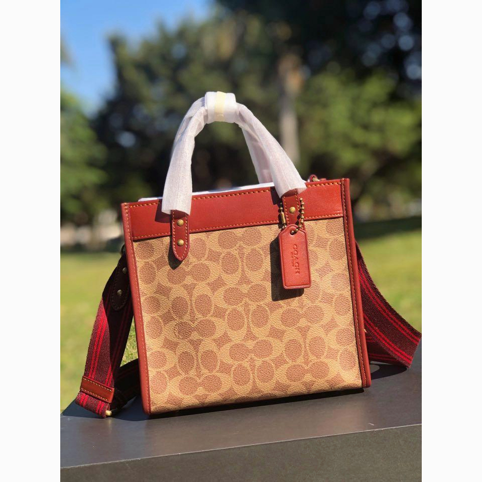 CA138 C3461 C5122 C8198 C8417 C3866 C195 C5115 C3863 C8458 C8456 C5142 C5637 Coach Women Bag Field Tote 22 with Horse and Carriage Print Slingbag