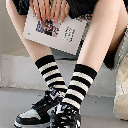 T&amp;Y Kaos kaki panjang Letter R 6756 strip garis hitam putih kaos kaki panjang korean style diatas mata kaki kaos kaki mid socks