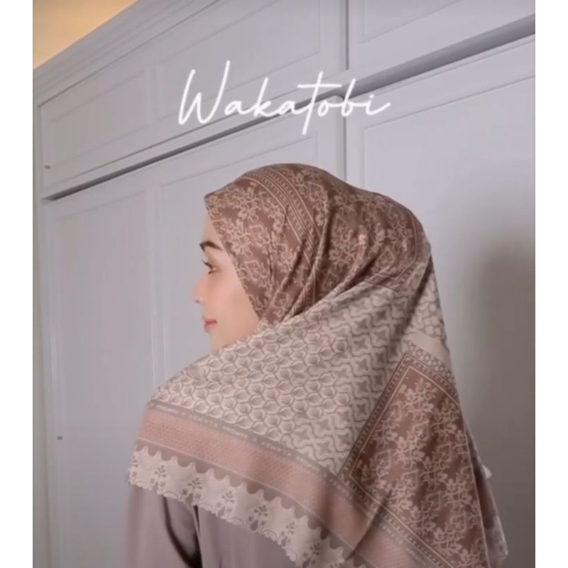 Julang Scarf Wearing Klamby