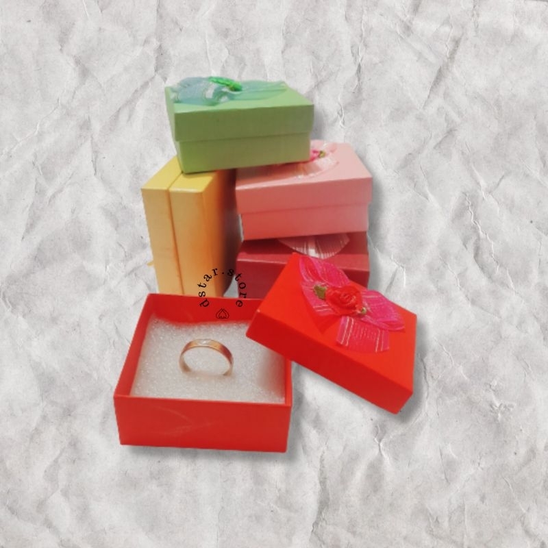 

kotak box gift give kado cincin minimalis warna merah kuning hijau muda pink merah tua hati