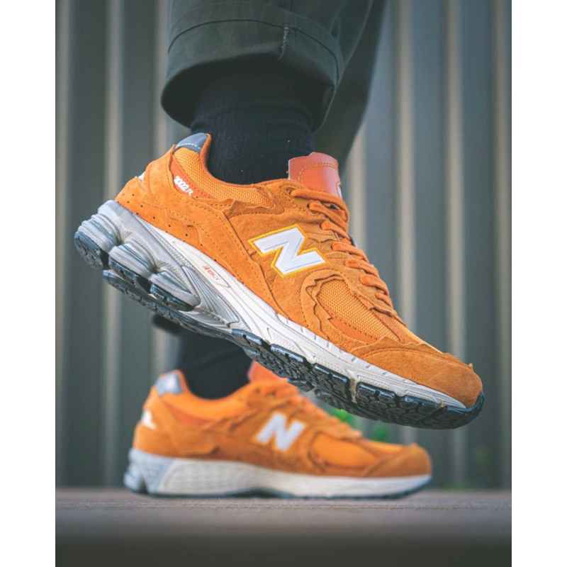 SEPATU NB 2002R ORANGE WHITE