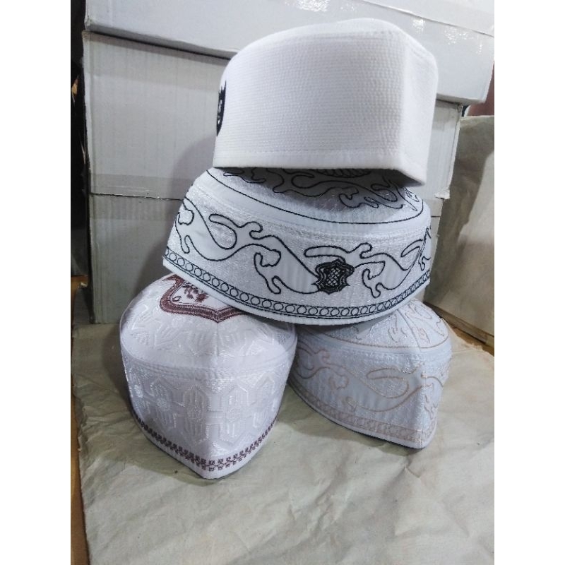 peci lobe putih dewasa