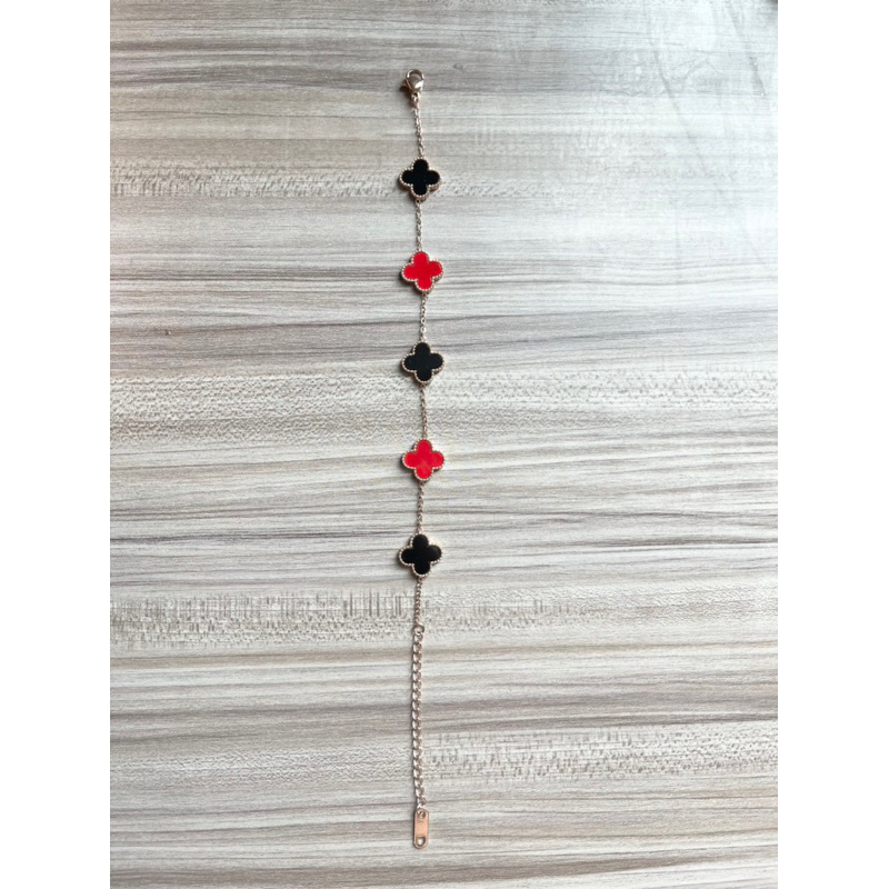 Clover bracelet black-red / gelang clover hitam merah titanium / gelang bunga clover titanium / gela