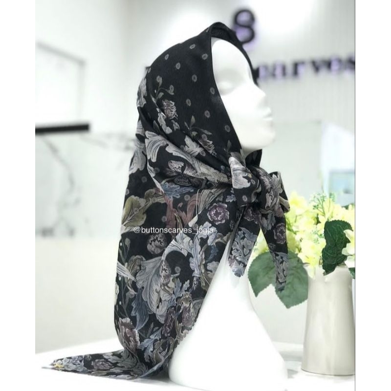 BUTTONSCARVES THE ROYALE SERIES BLACK (Preloved)