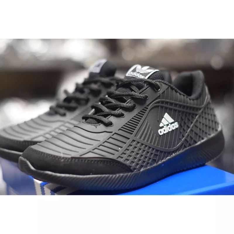 Sepatu Sekolah Hitam Polos Ads Bahan Karet Lentur. Sepatu Sport Running Full Hitam Polos Black Edition Laki - laki, Perempuan. Sepatu Sekolah Hitam Bahan Karet.