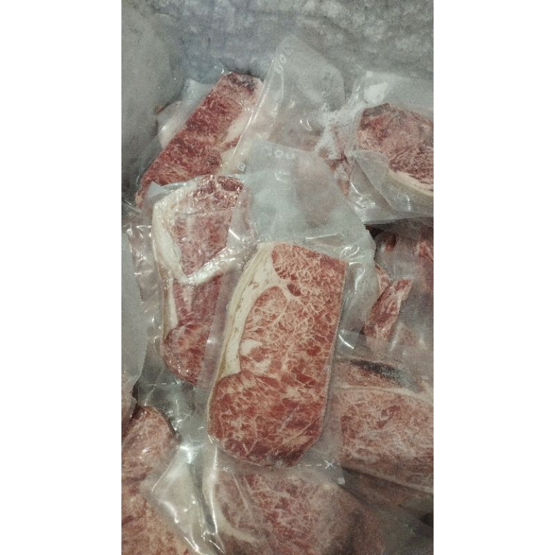 

sirloin wagyu batik 1 kg isi 5 keping