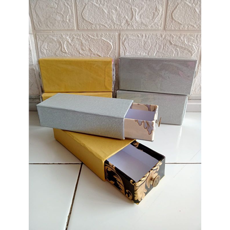 

Kotak kado Gift Box Hadiah 17x8x4cm