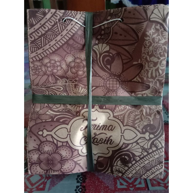 

PAPER BAG/TAS KERTAS HAJATAN batik tanggung ukuran 22x5x17 .100 pcs