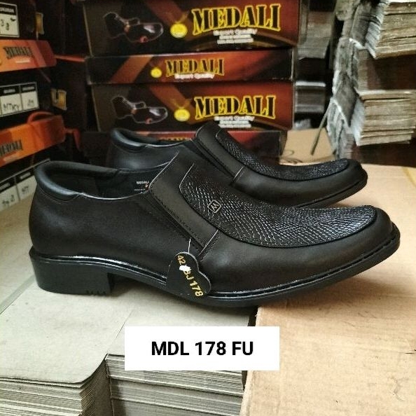 Sepatu kulit pria pantofel medali sepatu kerja formal