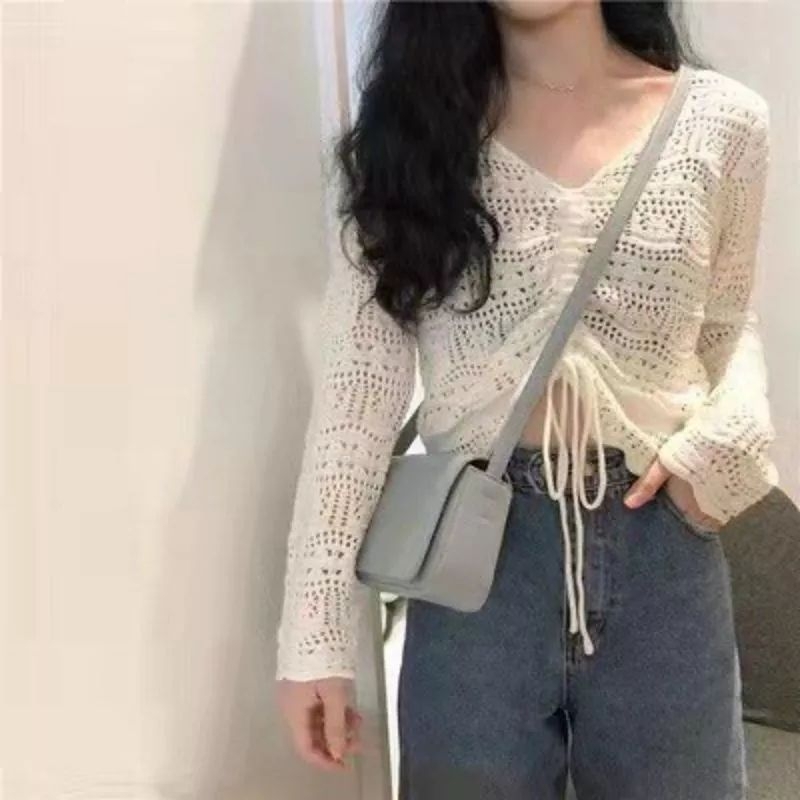 BLUS BLOUSE ATASAN WANITA OUTER JARING RAJUT SERUT TOP PUTIH WHITE GADIS KOREA KOREAN GIRL MODEL KERUT DEPAN TANGAN PANJANG BOLONG BOLONG TANPA INNER HANYA LUARAN BAHAN BERLUBANG MENERAWANG PERLU PAKAI DALAMAN