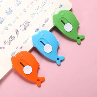 

PISAU CUTTER MINI KARAKTER / PISAU KATER PACKING UNBOXING PAKET KECIL /CUTTER MINI MOTIF DOLPHIN