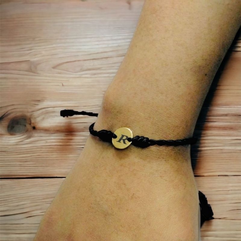 gelang titanium. serut grafir huruf