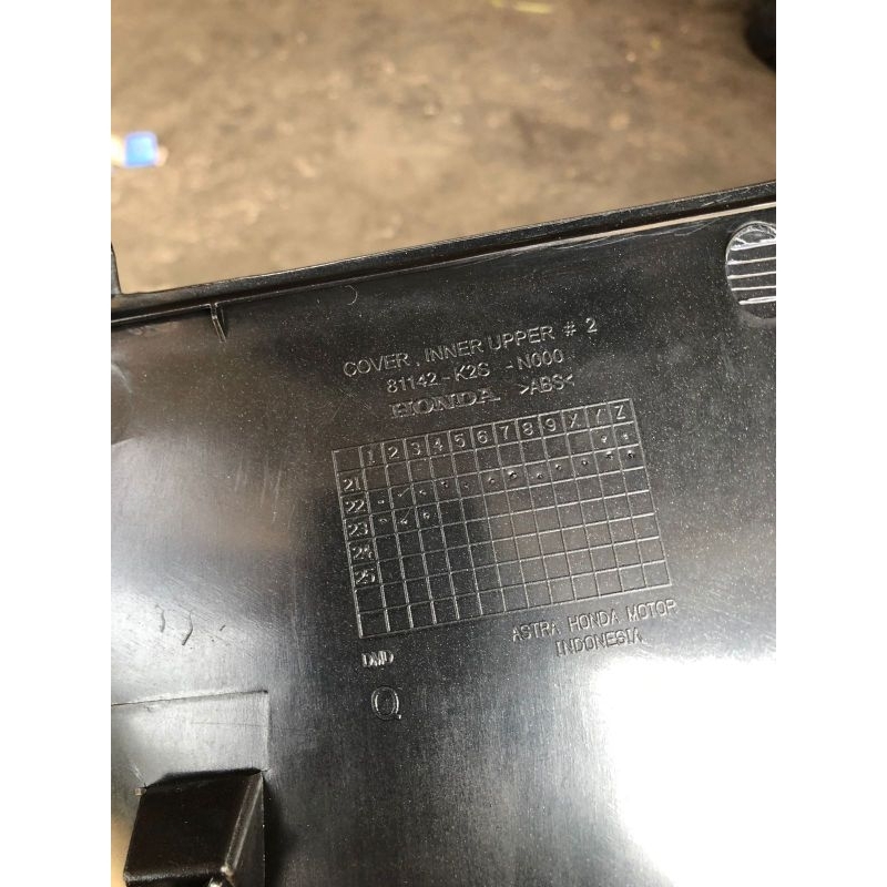 Cover inner upper legsil legshield kontak vario 160 putih doff dop original