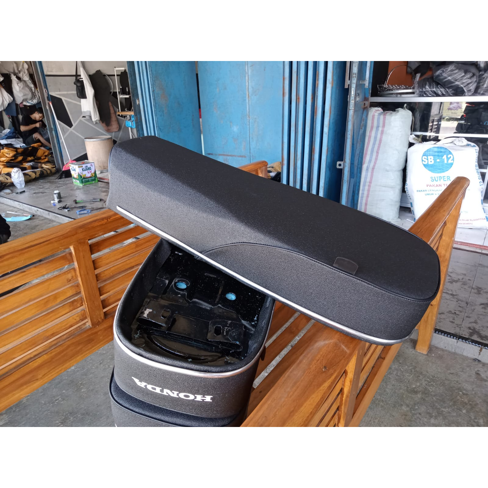 JOK CB ANTI GEMBOS/JOK CB AMPLAS-Jok CB Kulit amplas tanpa sabuk-Jok CB plat galvanis kulit amplas-J