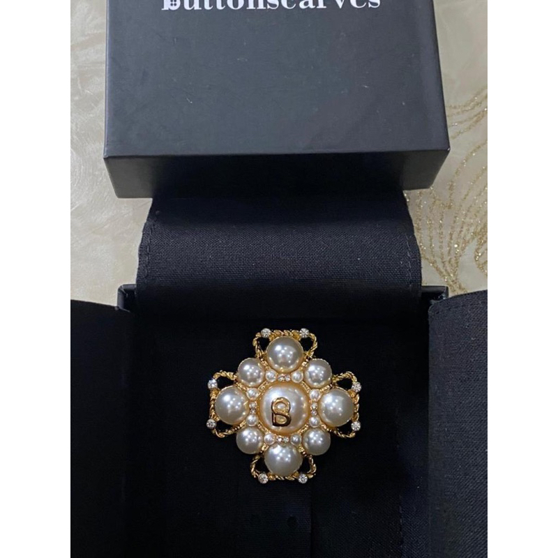 The Royal Brooch Buttonscarves (Bros BS) original Preloved
