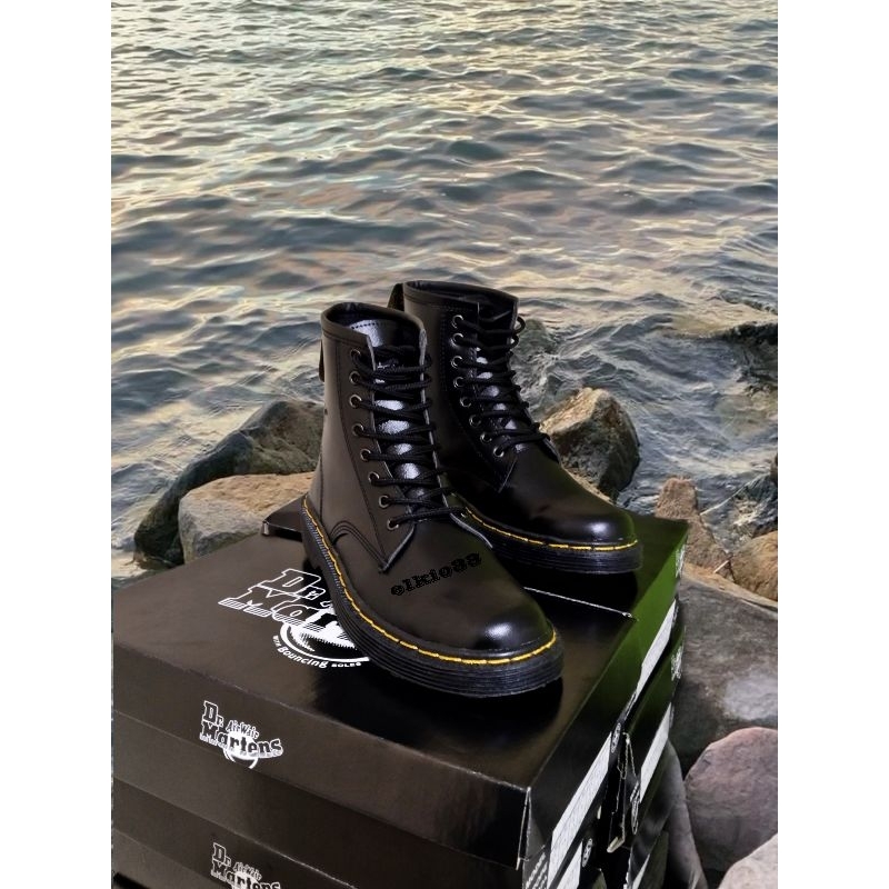 SEPATU BOOTS PRIA DAN WANITA SEPATU TINGGI SOLE HITAM 8 HOLE. SEPATU  PRIA KLASIK DOKMAR TERLARIS