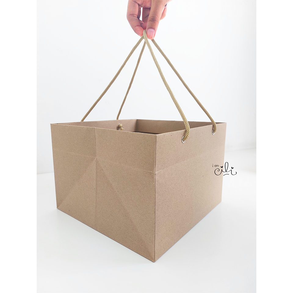 

(paperbag coklat 21.5x21.5x15) tas kertas polos kraft coklat [isi 10]