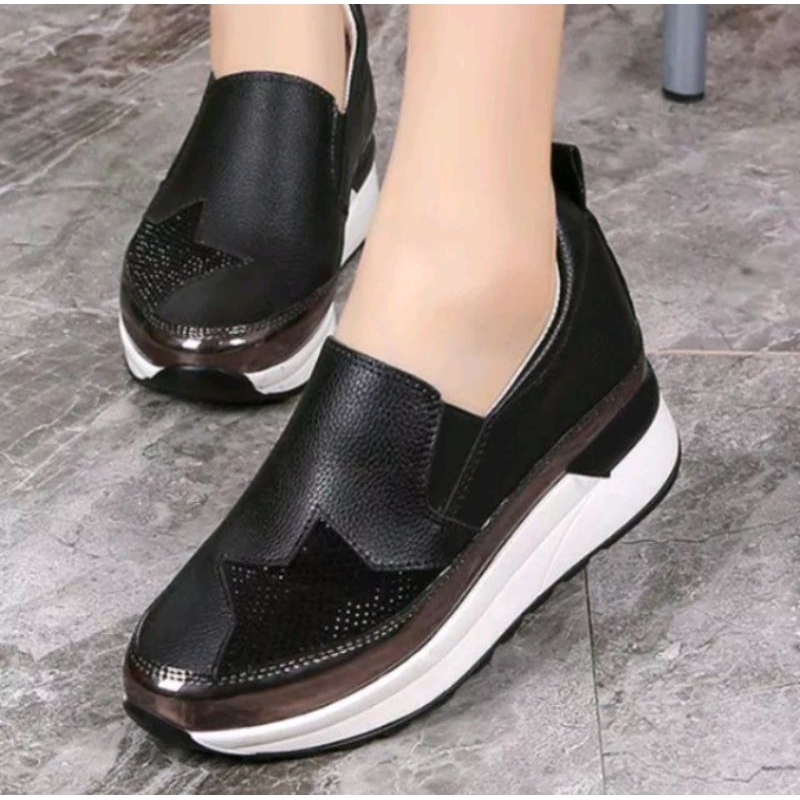 sepatu kickers wanita murah slip on.