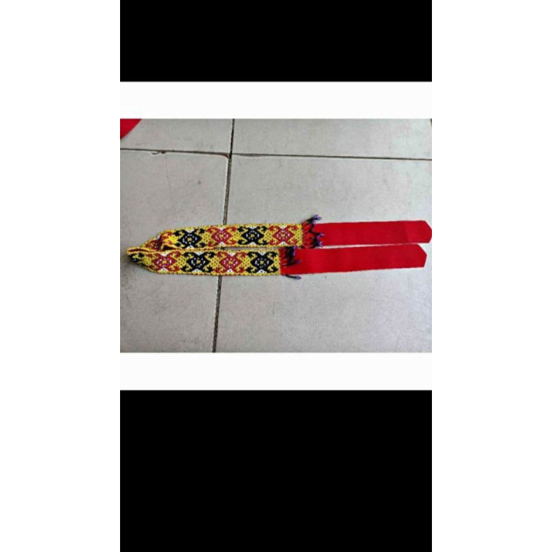Ikat kepala manik khas Dayak Kalimantan
