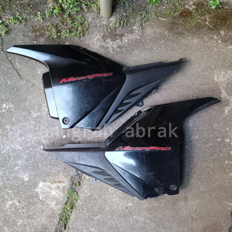 cover body tutup accu aki tepong honda megapro monoshock original