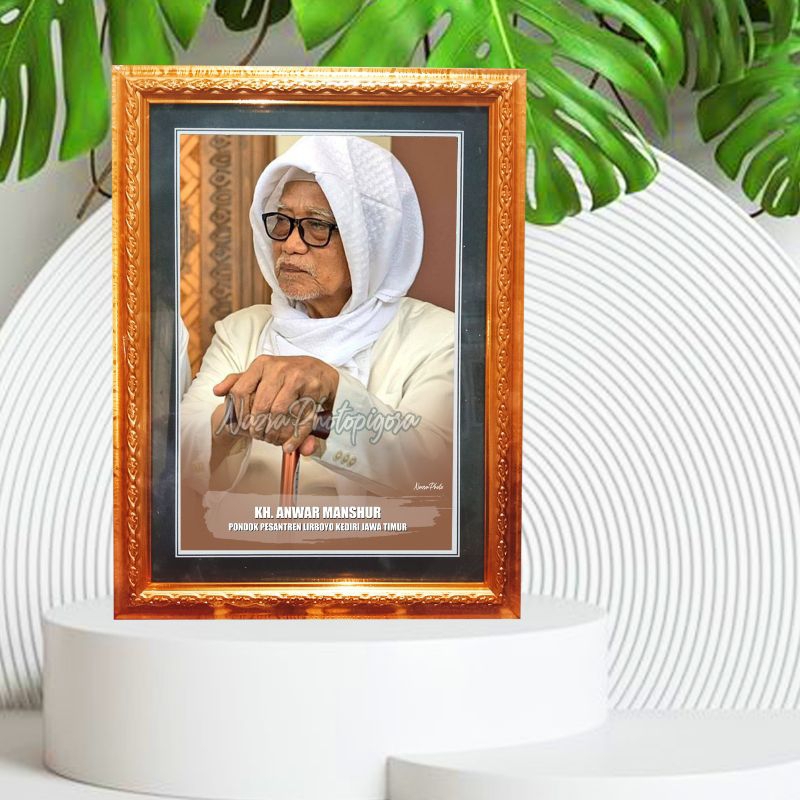 Foto Kyai Anwar Manshur + Pigora kaca 25x35cm