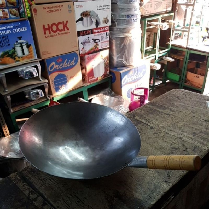 Wajan besi gagang kayu diameter 36 cm / wajan hongkong / wajan rrt