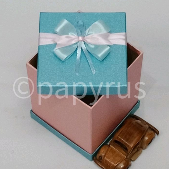 

PAPYRUS Sandwich 15x15 Tinggi 20cm Kotak Kado Gift Box