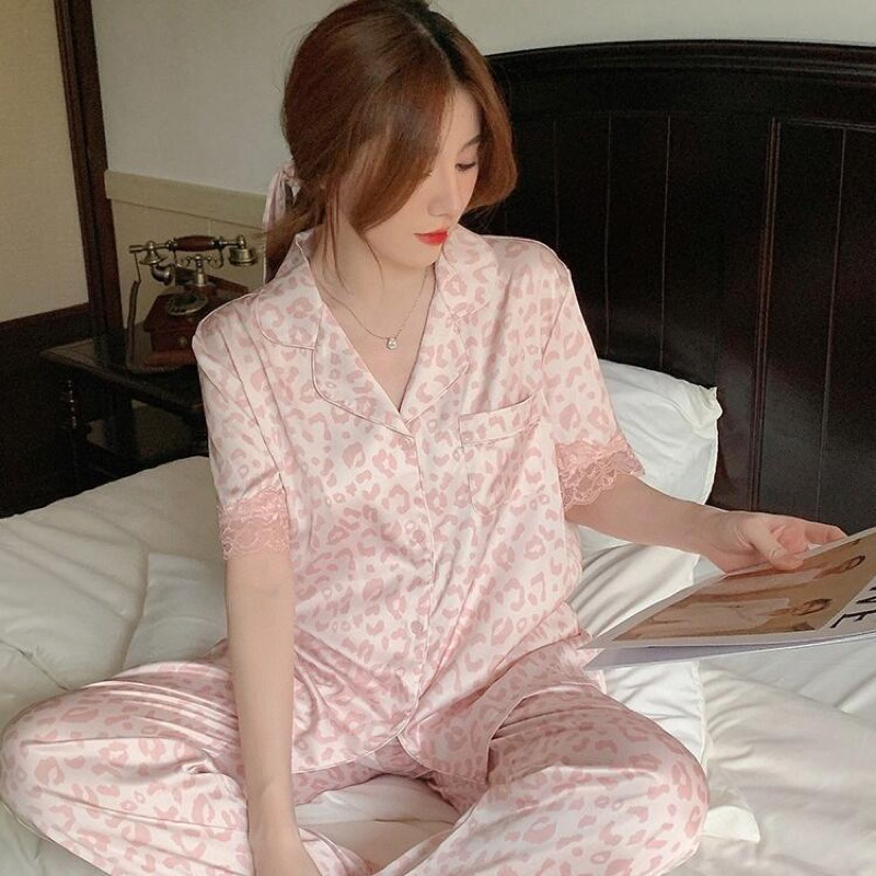 002 Ultra Luxury Sleepwear Kelas Atas Piyama Satin Lengan Pendek Celana Panjang Lengan Bunga Kancing Hidup Bahan Satin High Quality Piyama Import/ Baju Tidur Import / Baju Tidur Murah / Piyama Set / piyama wanita /Piyama Satin/Baju Tidur Set