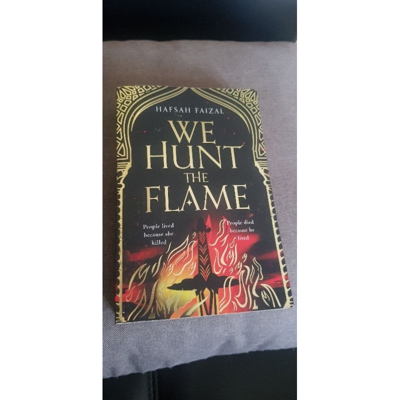 Buku We Hunt The Flame - Hafsah Faizal (PRELOVED/BEKAS) ORIGINAL. UK cover version