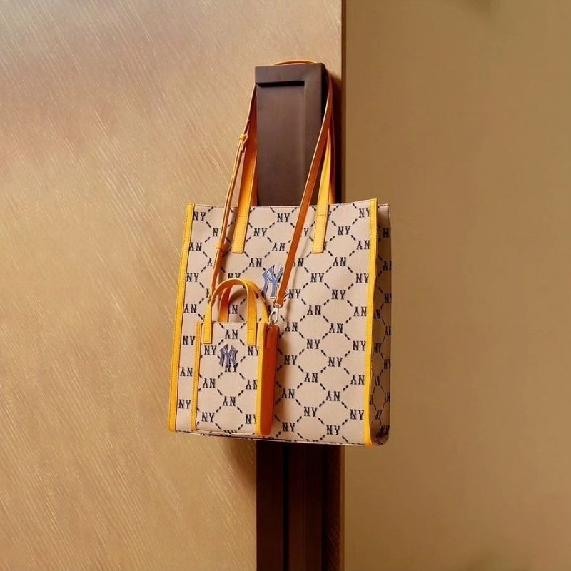 M*LB Dia Mono Jacquard Phone Pouch Boston Red Sox / New York Yankees UNISEX untuk pria wanita