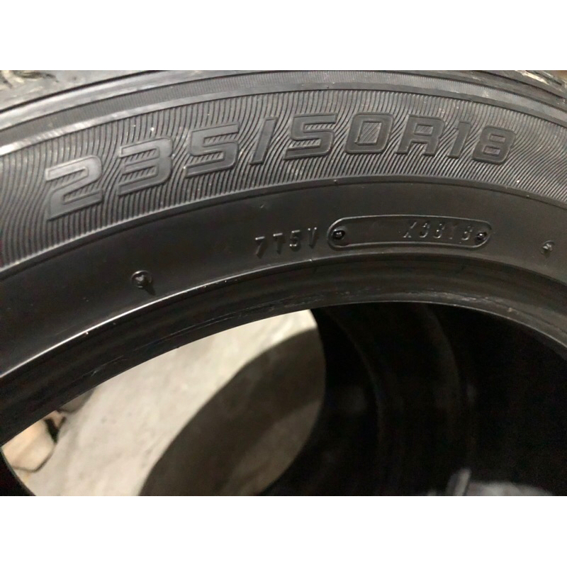 Ban mobil ukuran 235/50 R18 tubeless merek Dunlop kondisi baik