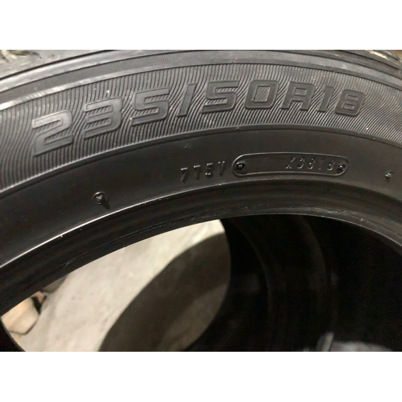 Ban mobil ukuran 235/50 R18 tubeless merek Dunlop kondisi baik