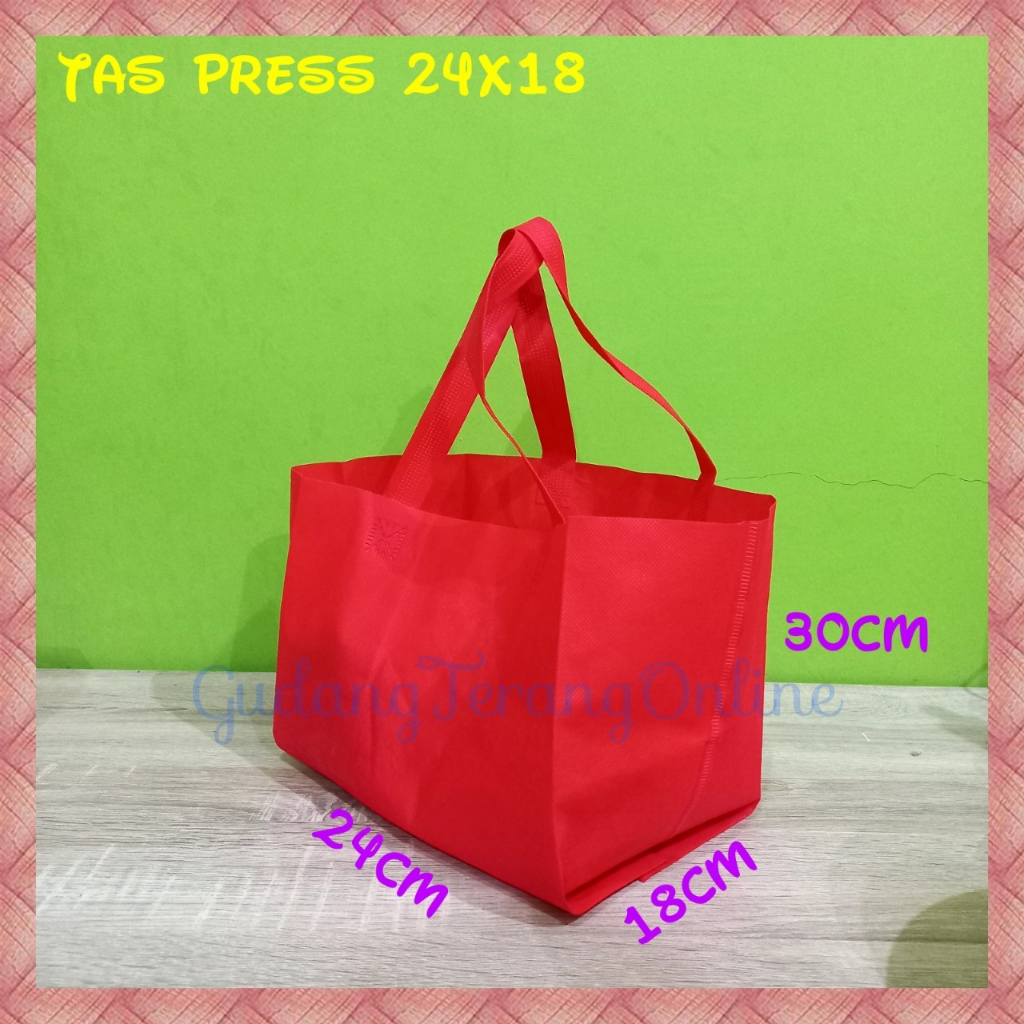 

Tas press 24x18 kantong spunbond tas Kain / Goodie Bag Polos Tas Souvenir / Kantong Souvenir / tas hajatan 24x18x30