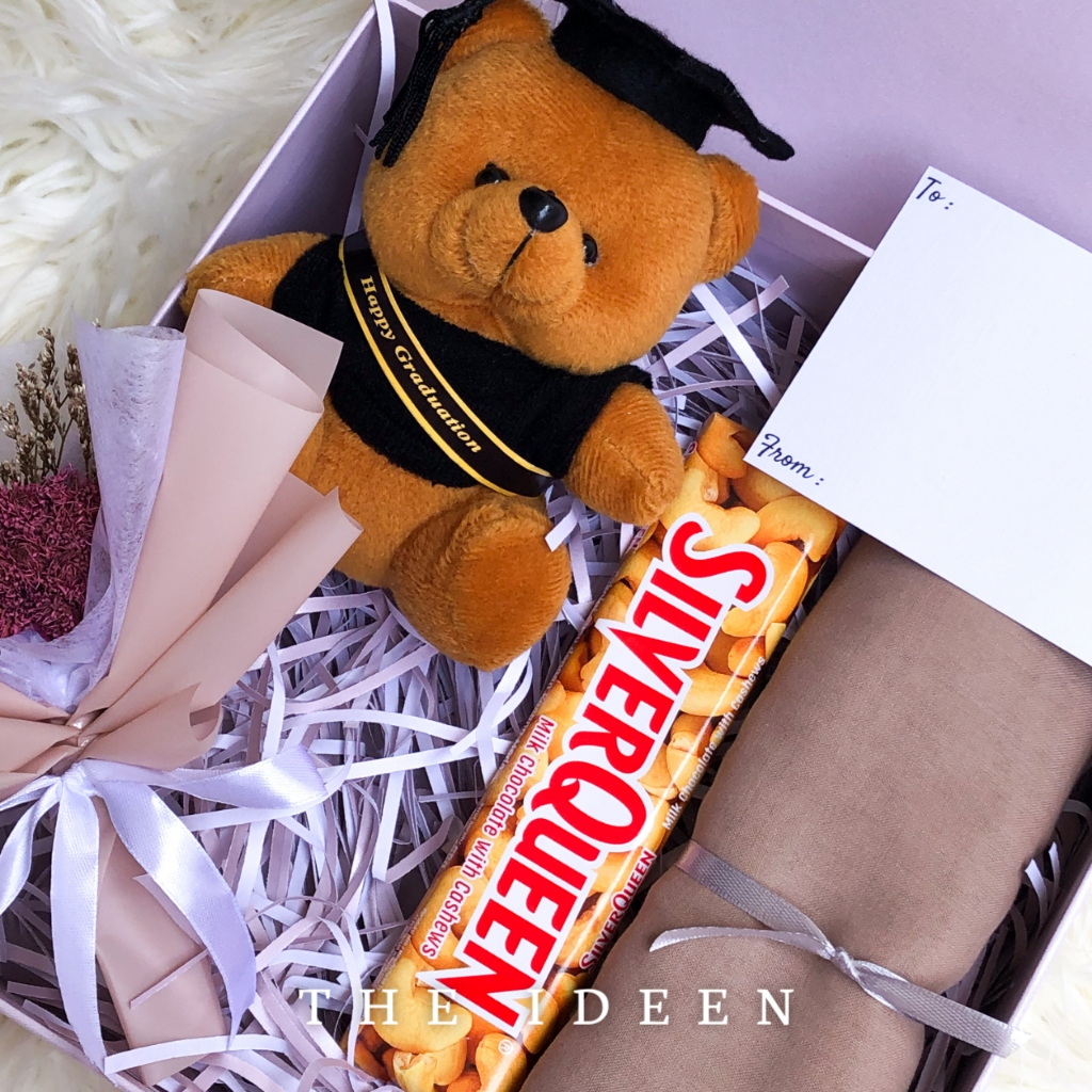 THE IDEEN - 011-02 | HAMPERS WISUDA PINK CEWEK TEDDY BEAR BUKET BUNGA MINI HIJAB SEGIEMPAT FREE KARTU UCAPAN | HARD BOX PREMIUM KADO BONEKA GRADUATION CUTE GIFT SET AESTHETIC