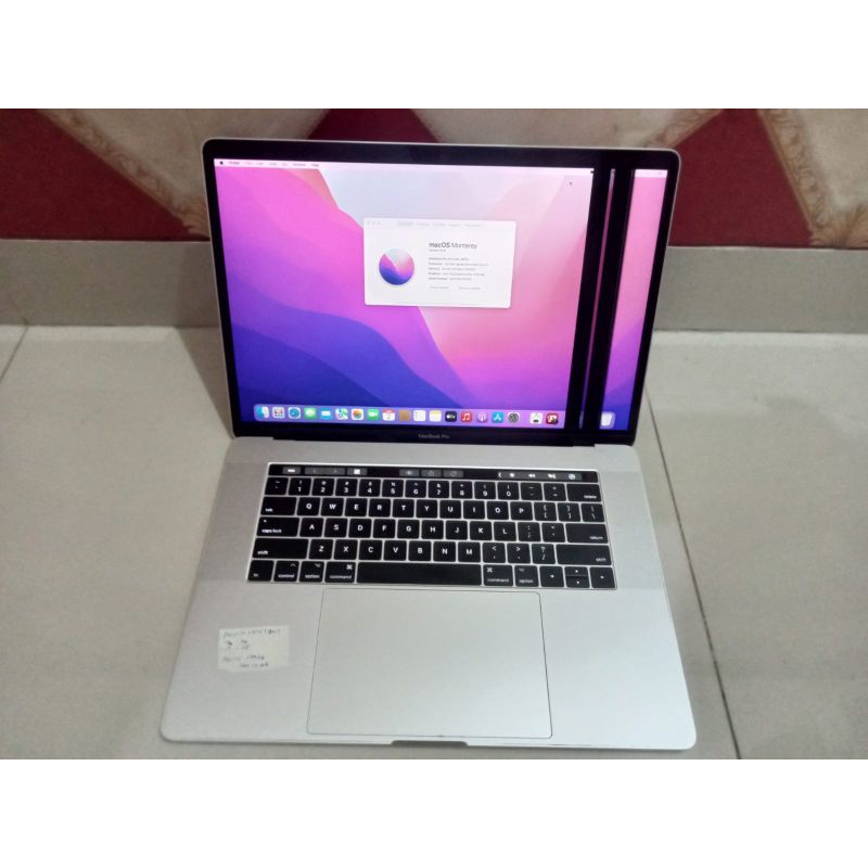 mac pro retina 15 in 2017 touchbar ram 16 ssd 512 muluss core i7.. minus  layar garis