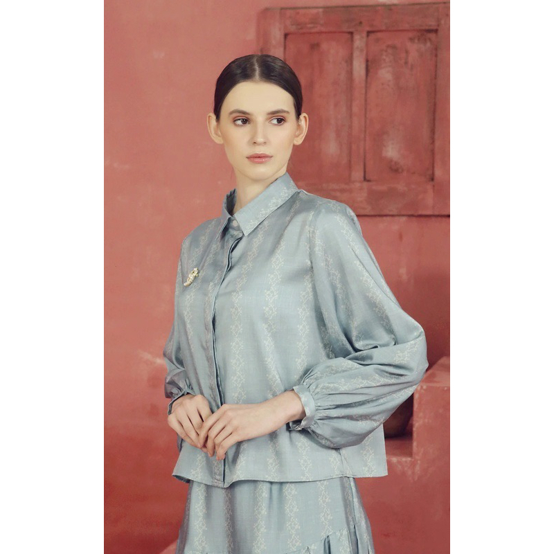 Benang Jarum-Khanum Crop Shirt