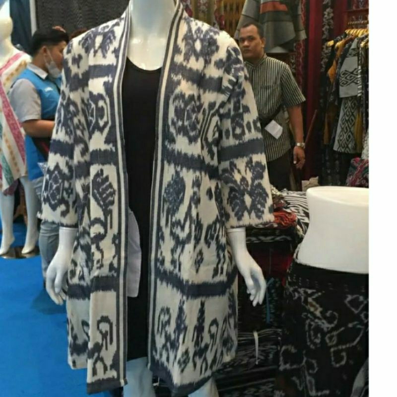 Cardigan tenun wanita motif sumba warna putih