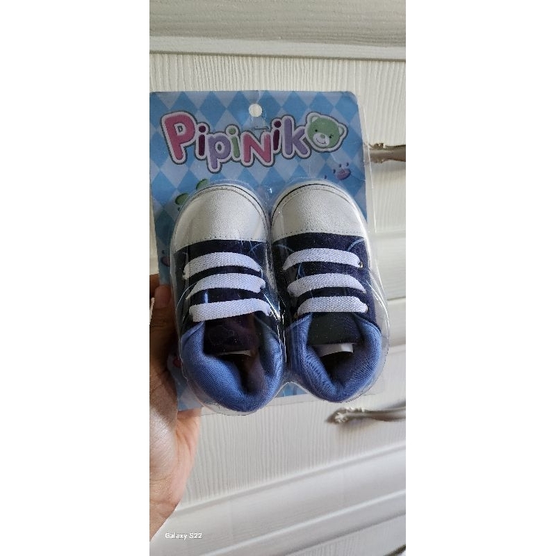 pipiniko sepatu bayi