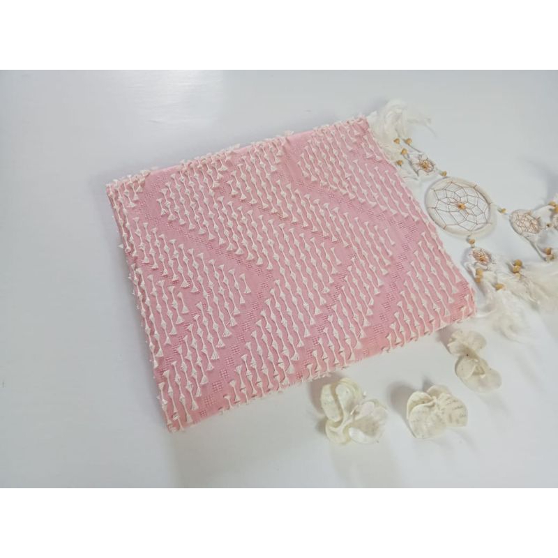 Kain Tenun Bulu Pink Putih