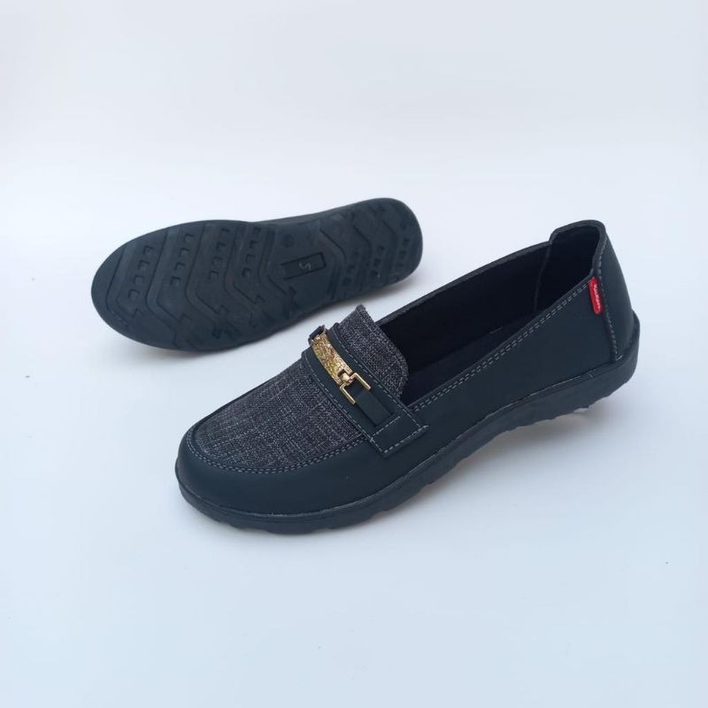 sepatu sekolah wanita hitam  sneakers hitam polos. SP new