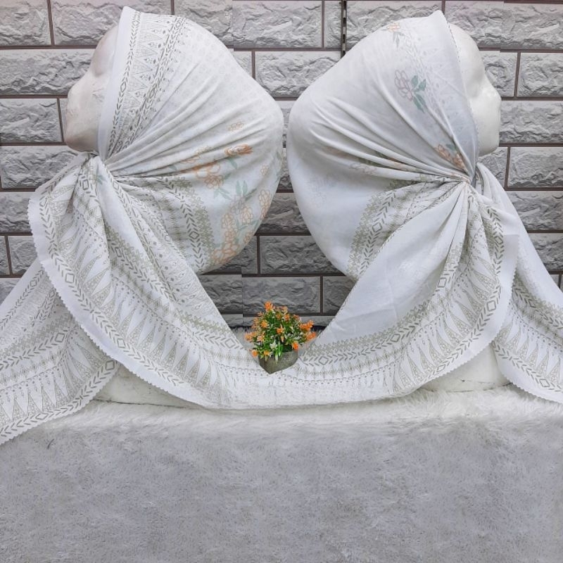HIJAB SEGI EMPAT VOAL MOTIF PREMIUM BUNGA / PUTIH TULANG
