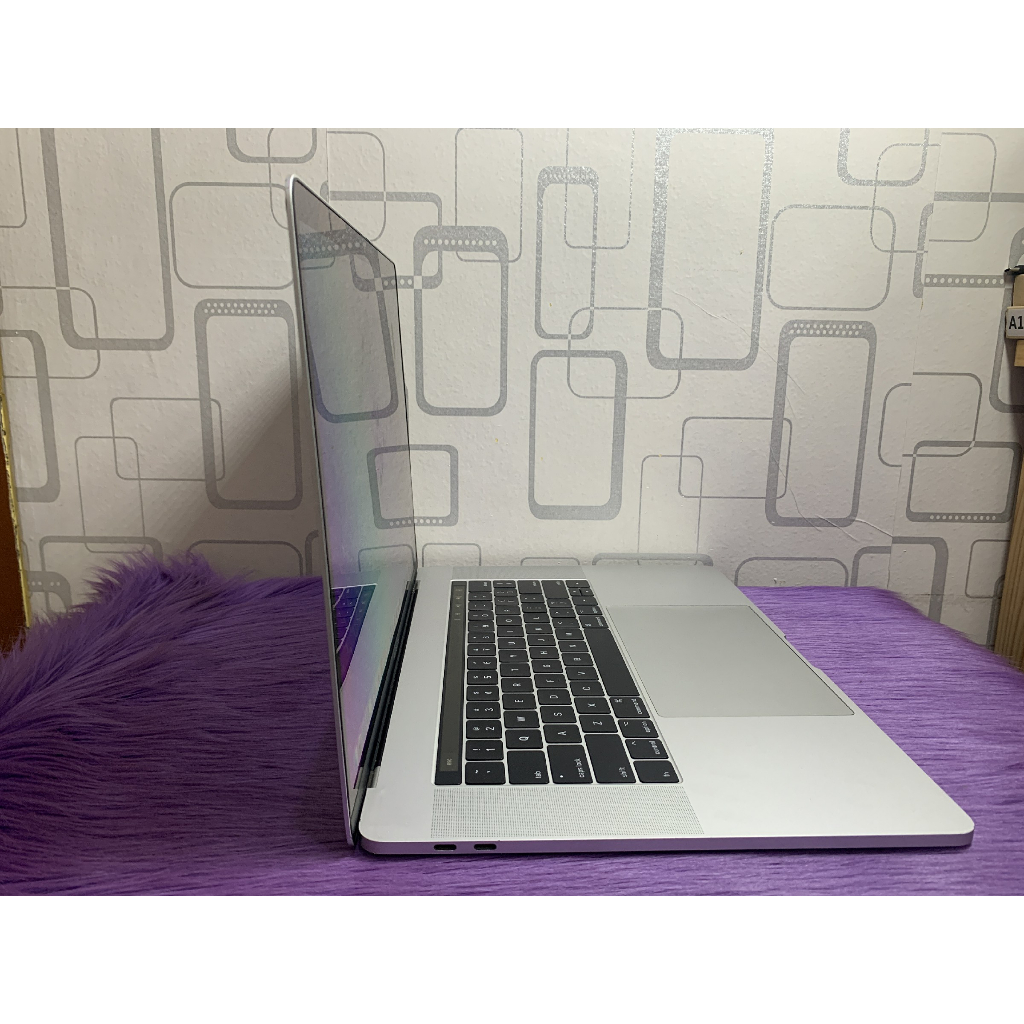 MacBook Pro Retina 15 2017 Core i7 16GB SSD 2TB VGA AMD 4GB Garansi