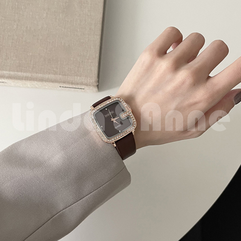 Jam Tangan Analog Dial Kotak Strap Pu Leather Aksen Berlian Imitasi Design Mewah Untuk Wanita